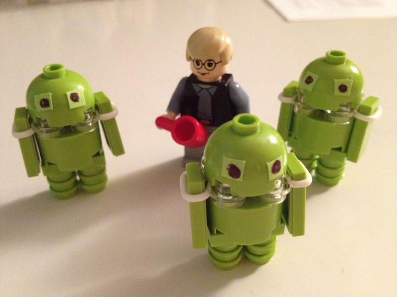 Eric Schmidt with some Galaxia Nexus Androids.
